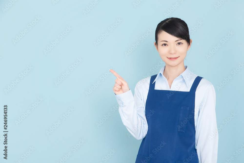 エプロンの女性 エプロンの女性