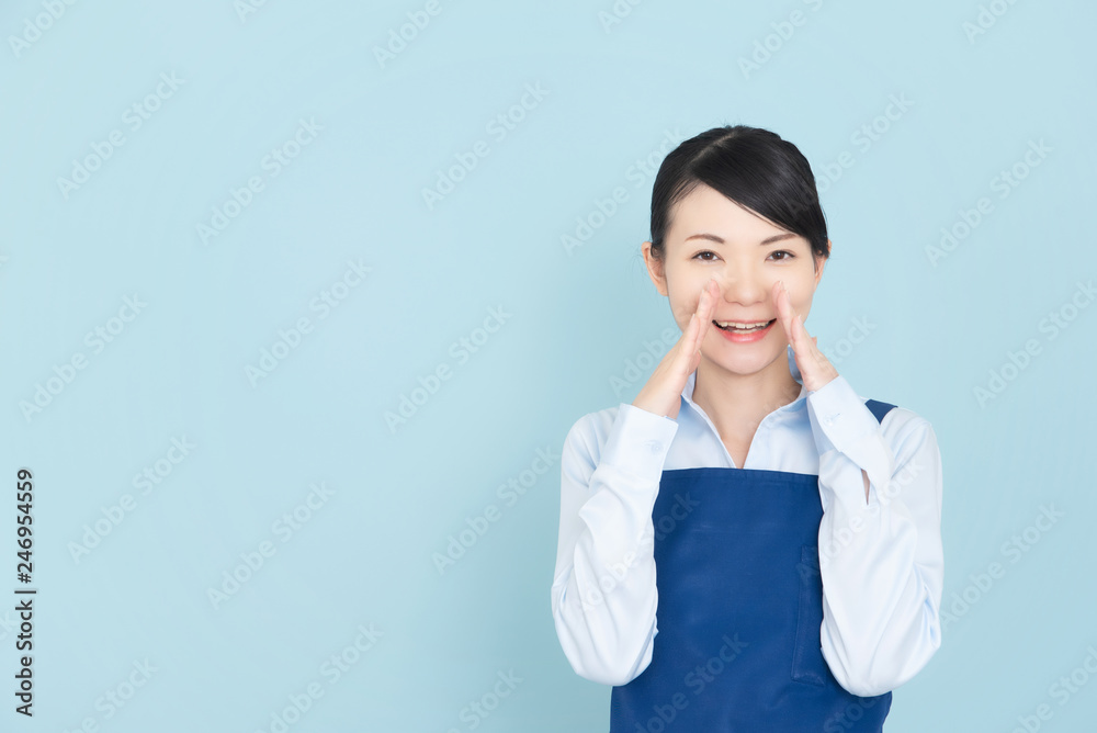 エプロンの女性 エプロンの女性
