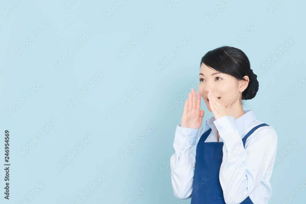 エプロンの女性 エプロンの女性