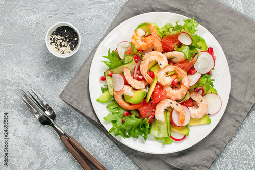 Salad with prawns, grapefruit, cucumber