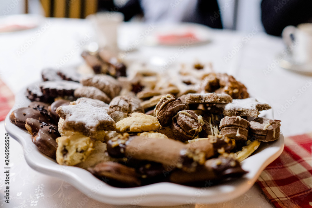 Weihnachtsplätzchen auf einer Platte an Weihnachten Weihnachtsplätzchen auf einer Platte an Weihnachten