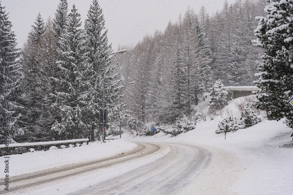 Obraz premium Winterstrasse bei Airolo, Tessin, Schweiz