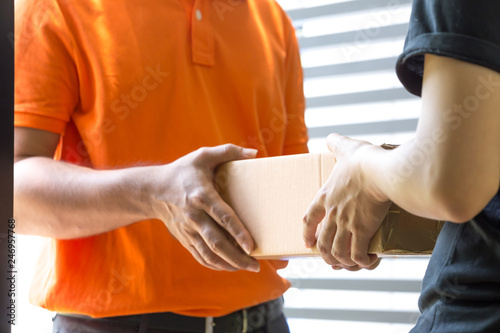 Foto Woman hand accepting a delivery of boxes from deliveryman