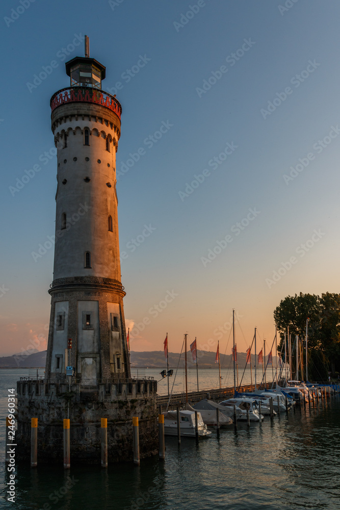 Der Leuchtturm an der Hafeneinfahrt der Insel Lindau am Bodensee in Bayern, Deutschland Der Leuchtturm an der Hafeneinfahrt der Insel Lindau am Bodensee in Bayern, Deutschland