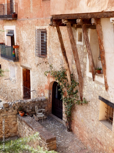 Fototapeta Naklejka Na Ścianę i Meble -  Fachada de una casa de piedra en un pueblo de España