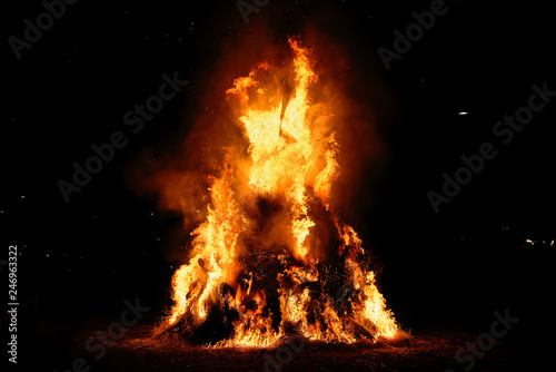 Rogo di legna che arde con fiamme alte nella notte