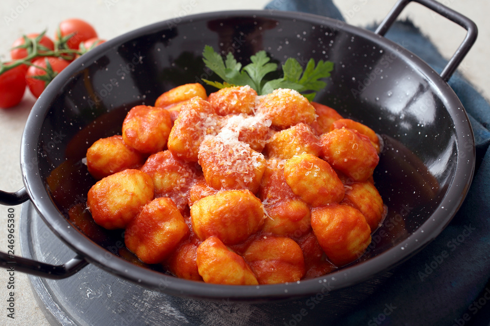 gnocchi di papate n salsa di pomodoro gnocchi di papate n salsa di pomodoro