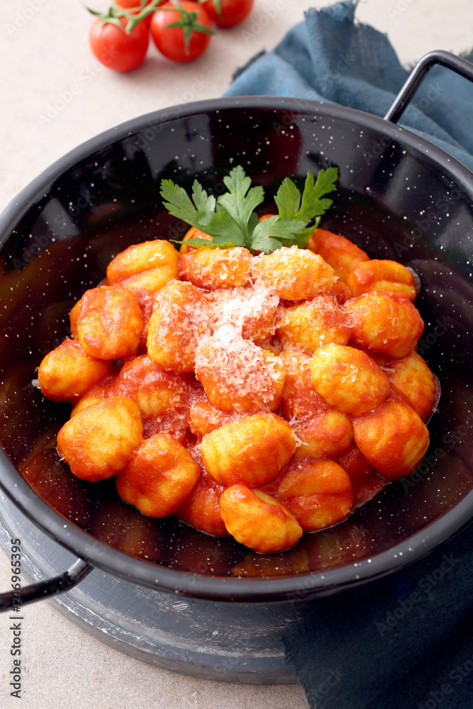 gnocchi di papate n salsa di pomodoro gnocchi di papate n salsa di pomodoro