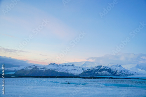 アイスランドの雪山と夕暮れ（ヴァトナヨークトル氷河）