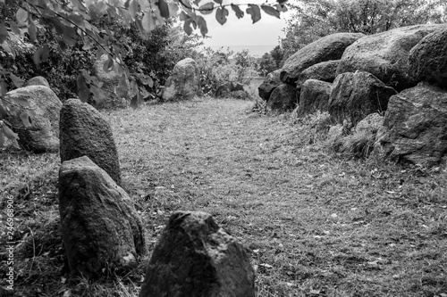 monochrome Aufnahme Großsteingrab Maglowberge auf Rügen