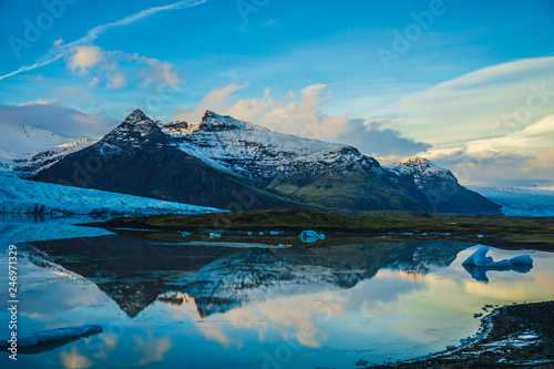 Fototapeta Naklejka Na Ścianę i Meble -  アイスランド・フィヤトルスアゥルロゥン氷河湖