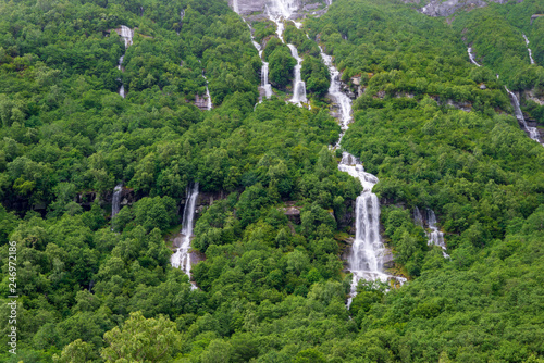 Norwegische Landschaft mit Wasserfall