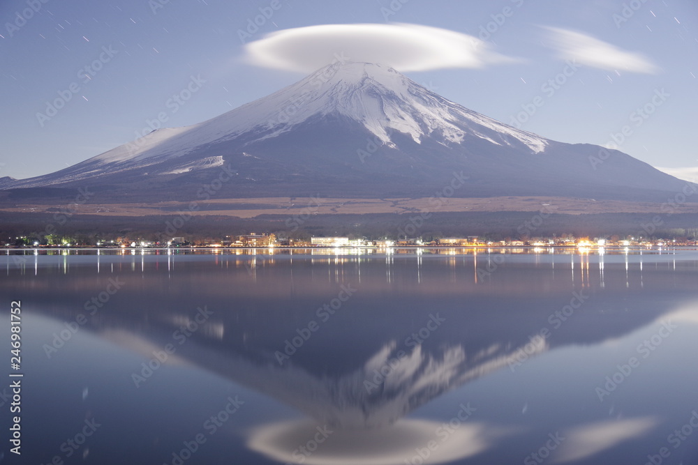 深夜の山中湖から望む逆さ富士と笠雲