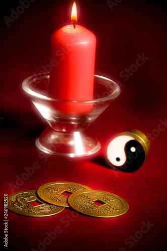 Photo Yin yang symbol with candle like chinese oriental astrology concept