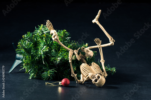 Obraz na plátne The failure Christmas concept : skeleton topple together with Christmas and orna