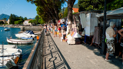 Fotografie Promenade von Lenno am Comer See, in Italien mit Markt
