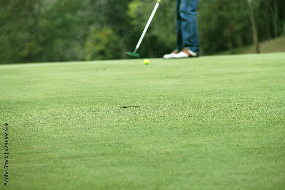 Obraz premium Blurred golfers are playing golf in the evening golf course in Thailand