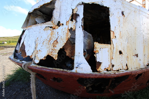 Front eines alten rostigen Schiffswrack Gardar Ba 64 Island Westfjorde photo