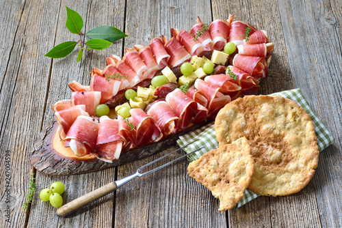 Südtiroler Marende: Speck, Kaminwurzen und reifer Bergkäse, dazu Schüttelbrot – Typical South Tyrolean snack with country bacon, salami and aged mountain cheese, served with local crunchy flat bread photo