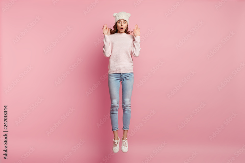 Foto de Stunned attractive woman looks with scared facial expression ...
