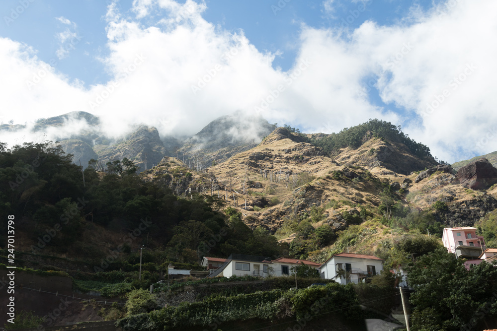 Obraz premium Mountains in clouds