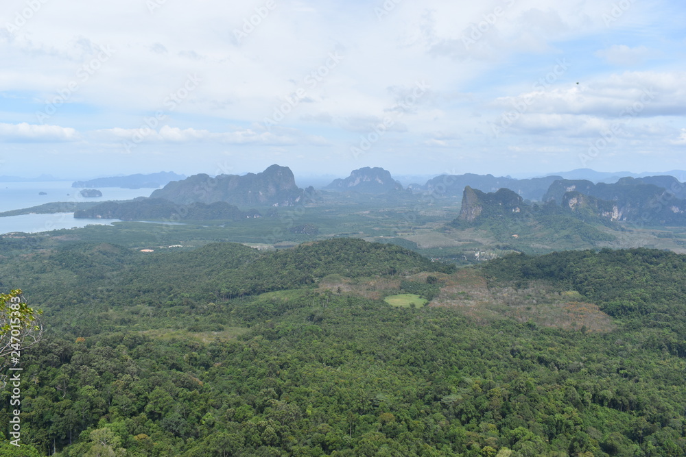 Obraz premium Panorama view from a big rock over Krabi at the jungle hiking trail to dragon crest in Khao Ngon Nak in Krabi, Thailand, Asia