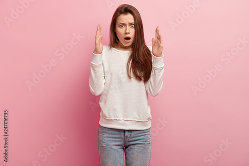 Foto Photo of astonished beautiful young European woman shows something big, shapes h