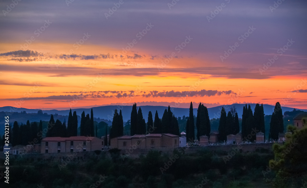 Sonnenuntergang in der Landschaft der Toskana in Italien
