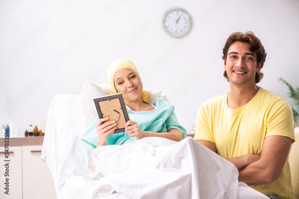 Obraz premium Husband looking after wife in hospital 