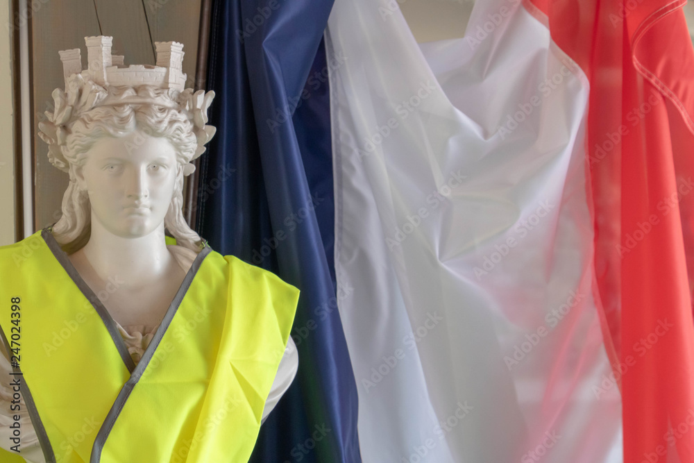 Le drapeau tricolore français et Marianne, les symboles de la République et les gilets jaunes Le drapeau tricolore français et Marianne, les symboles de la République et les gilets jaunes