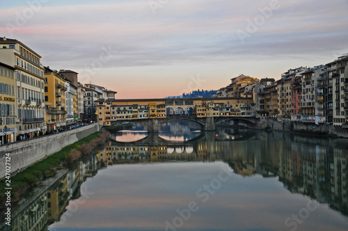 Firenze, tramonto sull'Arno a Ponte Vecchio © lamio