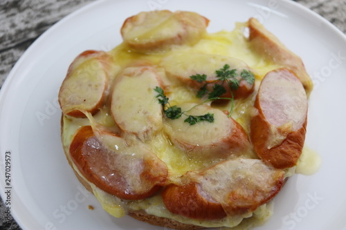 Tartine strasbourgeoise, morceaux de saucisses et fromage fondu