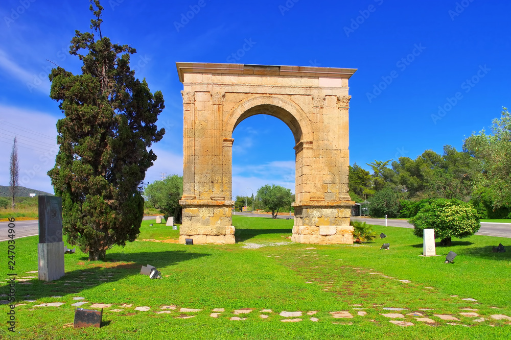 Arc de Bera an der Costa Dorada in Spanien - Arc de Bera, an ancient roman triumphal arch in Roda de Bera, Costa Dorada
