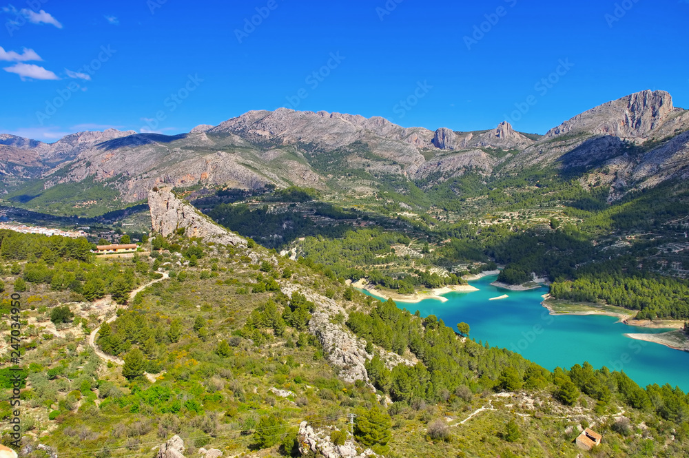 See bei Guadalest in den Felsen, Costa Blanca in Spanien - Lake Guadalest in mountains, Costa Blanca