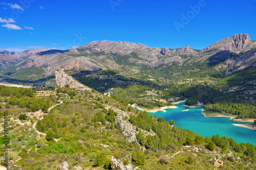 See bei Guadalest in den Felsen, Costa Blanca in Spanien - Lake Guadalest in mountains, Costa Blanca