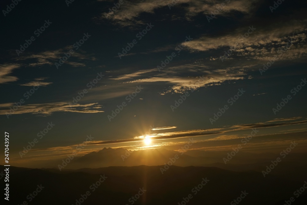 Pieniny, Polska - widoki ze szczytu Wysoka, panorama z Tatrami o zachodzie słońca