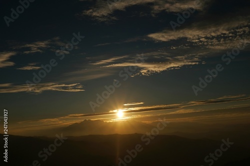 Pieniny, Polska - widoki ze szczytu Wysoka, panorama z Tatrami o zachodzie słońca © Iwona