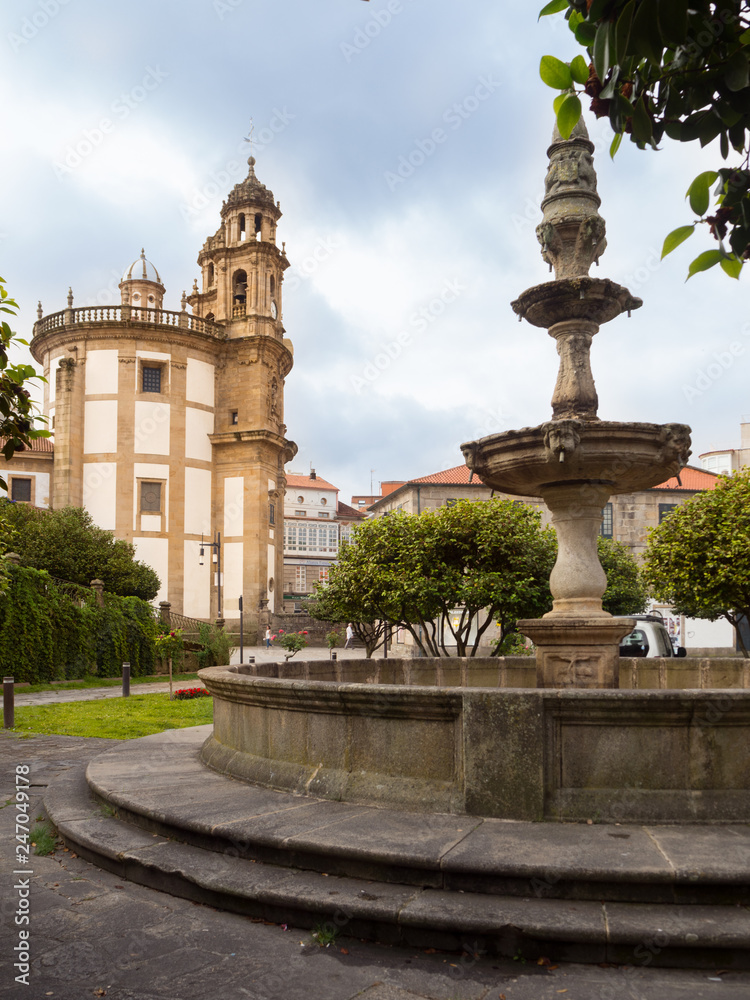 La iglesia de la Virgen Peregrina es un edificio religioso en la ciudad de Pontevedra, en Galicia. capilla de planta en forma de vieira que está situada al pie del Camino de Santiago Portugués.
