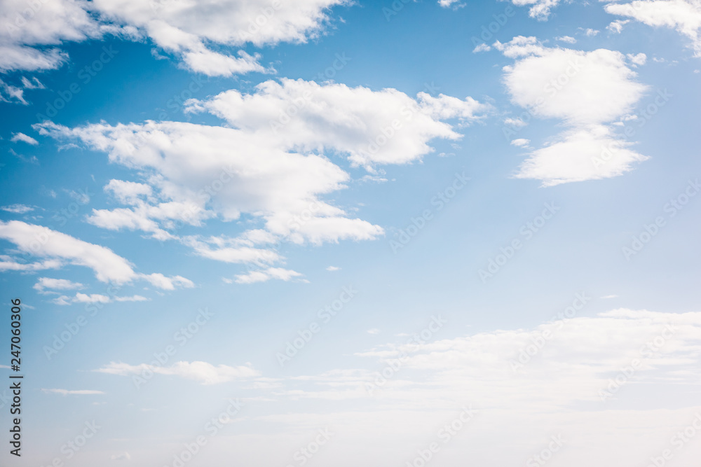 Naklejka premium Fantastic view of the azure sky on a sunny day with fluffy clouds.