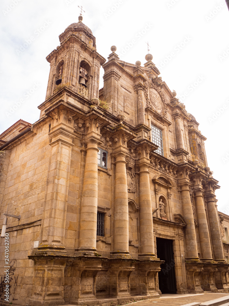 Fachada de la iglesia de San Bartolomé, en el casco antiguo de Pontevedra, verano de 2018