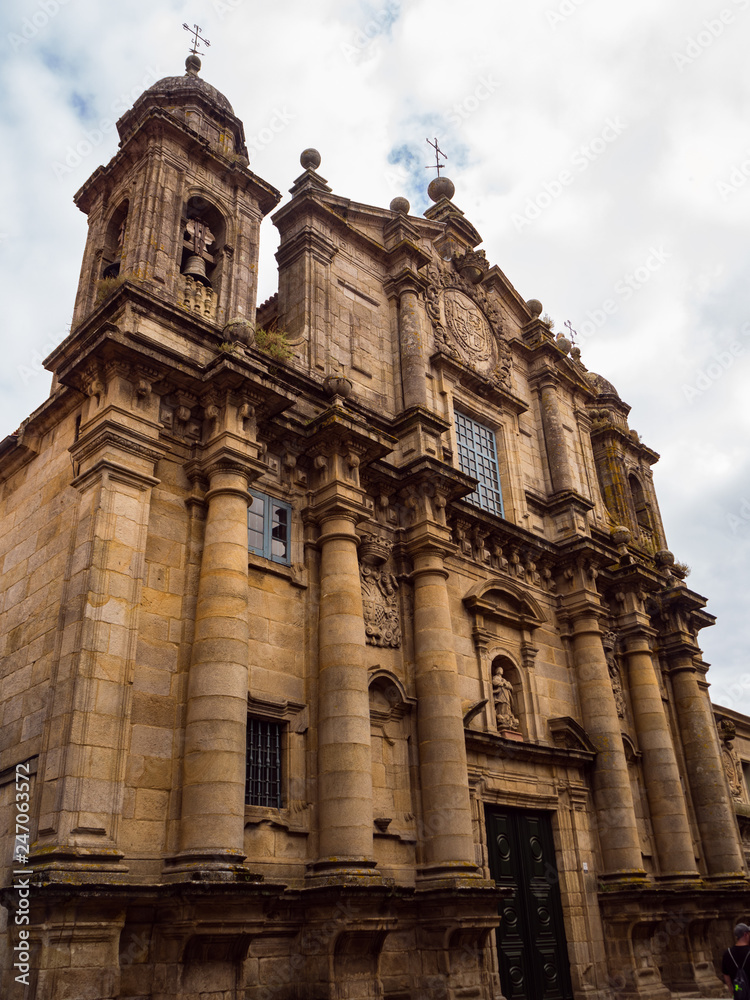 Basilica de San Bartolomé, su fachada está decorada con columnas, repisas y ventanas, y símbolos heráldicos visitada en verano de 2018