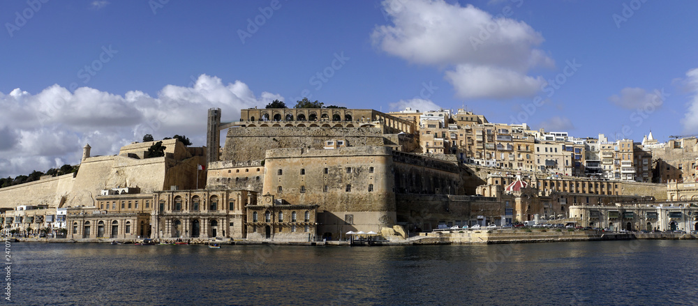 Blick von der Seeseite auf Valetta Blick von der Seeseite auf Valetta