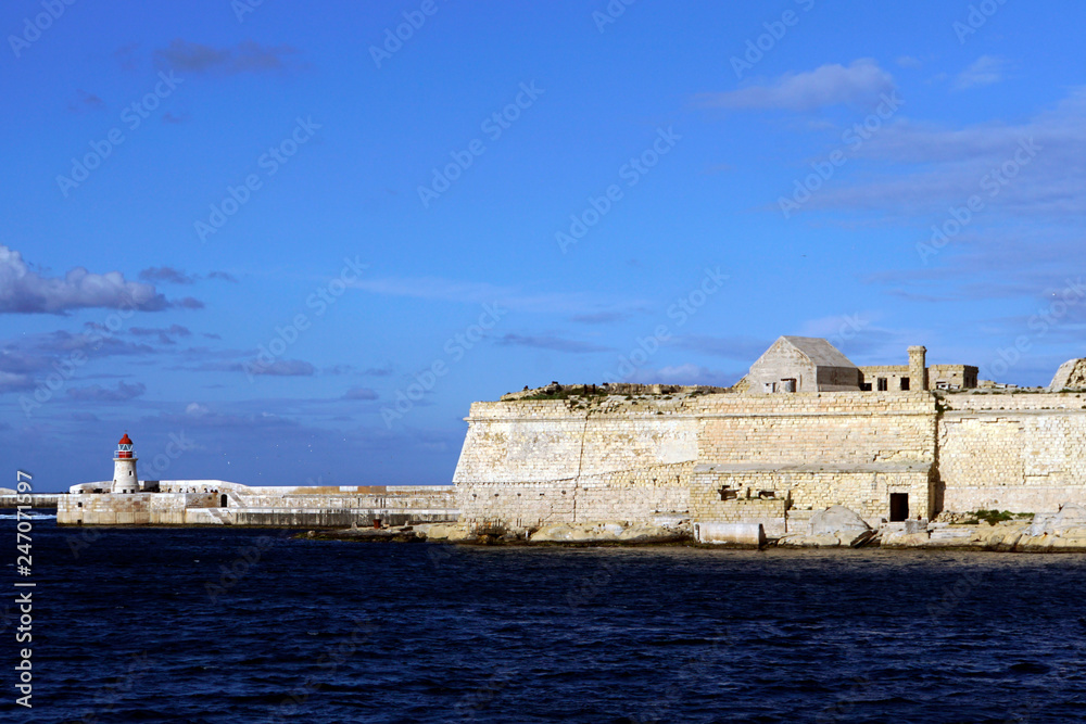 Fort Ricasoli mit Leuchtturm an der Hafeneinfahrt