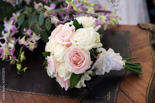 Rose bouquet for the bride at a wedding © Life in Pixels