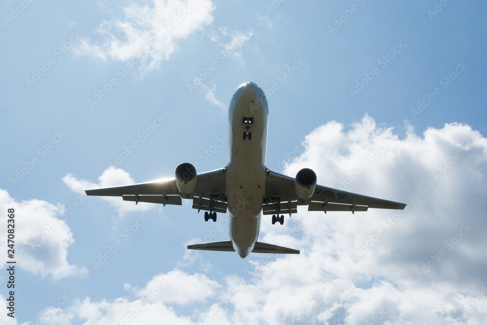 離陸するジェット旅客機 離陸するジェット旅客機
