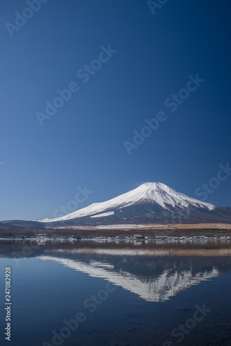 山中湖と富士山（冬） © carrottomato