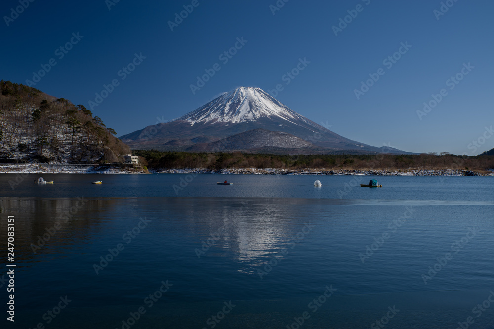 精進湖と富士山（冬）