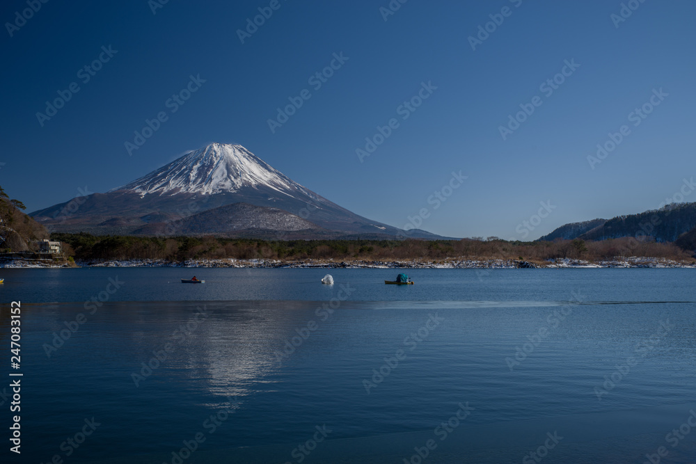 精進湖と富士山（冬）