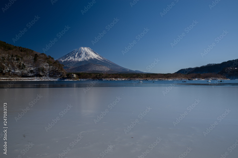 凍結した精進湖と富士山