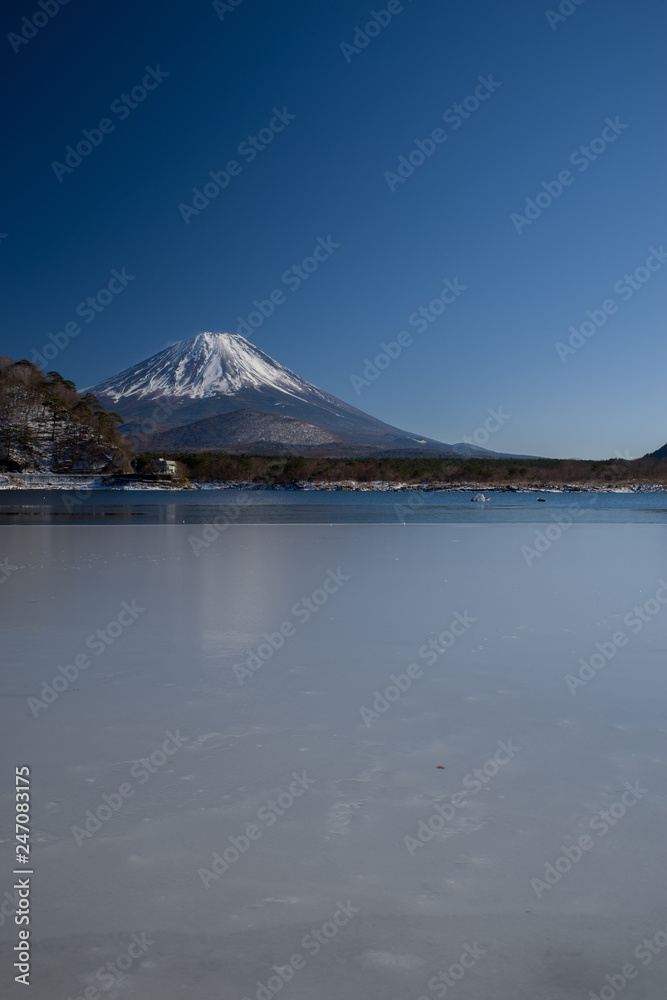 凍結した精進湖と富士山
